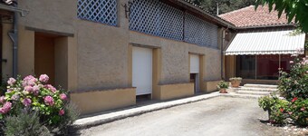 Bed and breakfast in restored Gascon house 2 km from shops.