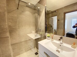 Dusche, Haartrockner, Handtücher