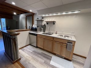 Cafetera y tetera, refrigerador, microondas y parrilla de estufa