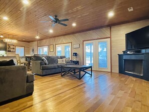 Smart TV, chimenea y videojuegos