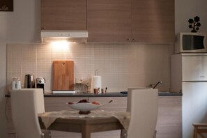 Kühlschrank, Mikrowelle, Herdplatte, Wasserkocher mit Kaffee-/Teezubehör