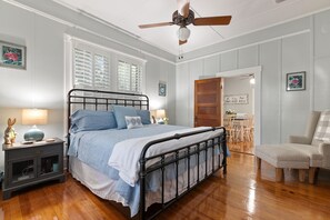 2 bedrooms, iron/ironing board, WiFi, bed sheets - .6 miles to Marktplatz, 3 minute drive, walkable. (Fredericksburg)