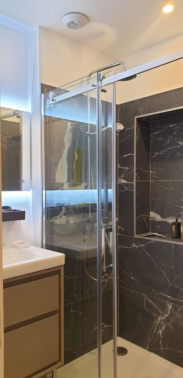 Dusche, Haartrockner, Handtücher, Seife