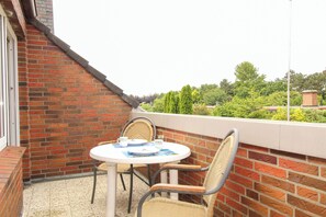 Outdoor dining - Storchenwiese apartment 2 - Small cozy apartment in Döse (Cuxhaven)