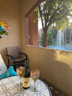 Quiet romantic evening on your private patio with sounds of the fountain.
 - Exceptional Location⛲️🌴🌄perfect couple get away ❤️Newly remodeled🌞 (Phoenix)