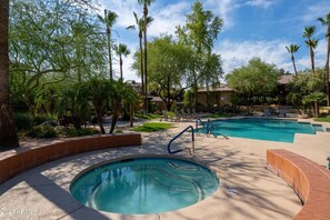 Heated hot tub and pool! - Exceptional Location⛲️🌴🌄perfect couple get away ❤️Newly remodeled🌞 (Phoenix)