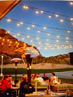 Dining at Lou’s Bar and Grill Papago Golf Course. Walkable by trail - Exceptional Location⛲️🌴🌄perfect couple get away ❤️Newly remodeled🌞 (Phoenix)