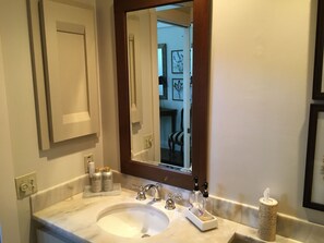 Combined shower/bathtub, jetted bath, towels, soap