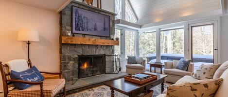 Una Smart TV, una chimenea, una oficina, una impresora