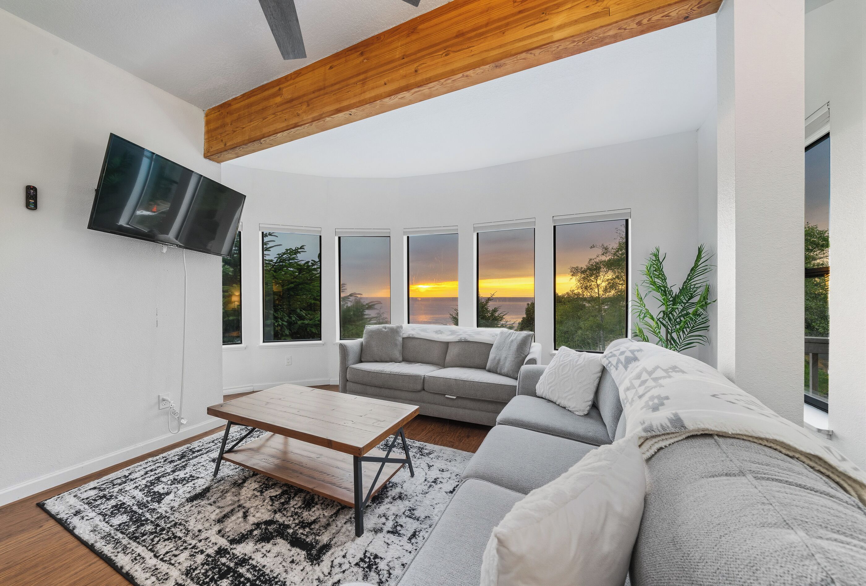 Smart TV, lareira, videogames, mesa de pingue-pongue