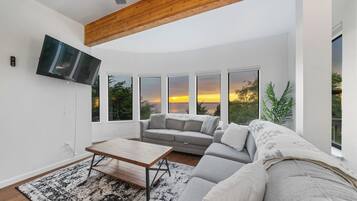 Ălytelevisio, takka, videopelejĂ€, pöytĂ€tennispöytĂ€