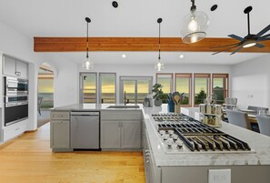 Kylskåp, mikrovågsugn, ugn och spishäll