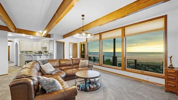 Smart TV, chimenea, videojuegos y tenis de mesa