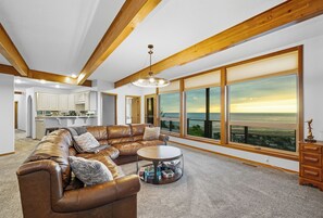 TV connectée, cheminée, jeux vidéo, table de tennis de table