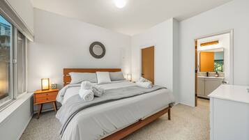 6 bedrooms, desk, iron/ironing board, travel cot