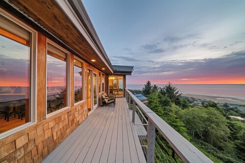 Oregon Coast A-List Oceanview Mansion  Hot Tub, Theater & NFL Access