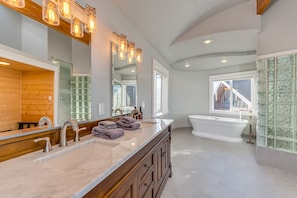 Chuveiro/banheira combinados, secador de cabelo, toalhas de banho