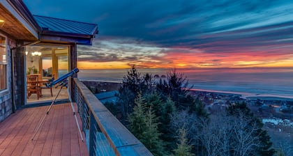 NEW 6400 SQFT BEACH MANSION, Ocean Views, Deck, Hot Tub, 3 Mins to Beach, Slp 25