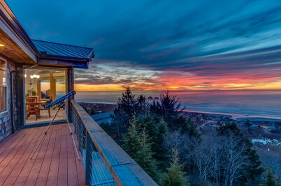 6400 SQFT BEACH MANSION, Ocean Views, Deck, Hot Tub, 3 Min to Beach, NFL Sun Tkt