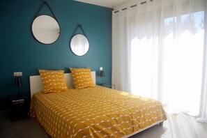 3 habitaciones, tabla de planchar con plancha y cuna de viaje 