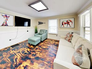 Televisión y chimenea 