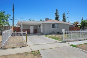 Exterior - Spacious 4B/2Bth w Great Access to Nat'l Parks (Fresno)