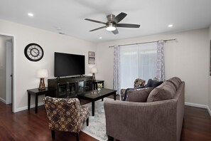 Smart TV - Spacious 4B/2Bth w Great Access to Nat'l Parks (Fresno)