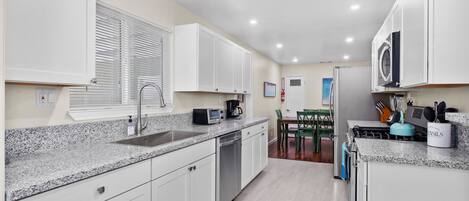 Jääkaappi, mikroaaltouuni, uuni, liesi