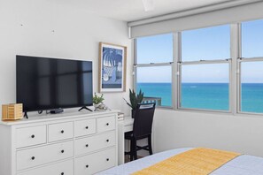 1 soverom, skrivebord, strykejern/-brett og reiseseng for barn