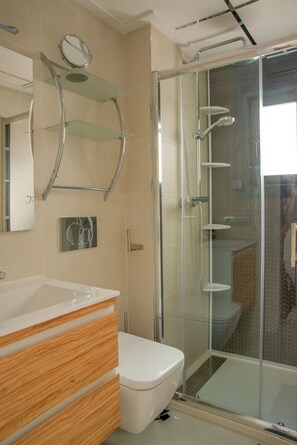 Dusche, Haartrockner, Handtücher, Seife