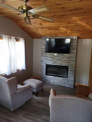 Smart-TV, Kamin, Stereoanlage