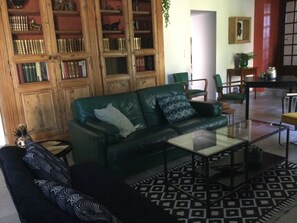 Télévision, lecteur de DVD, baby-foot, table de tennis de table