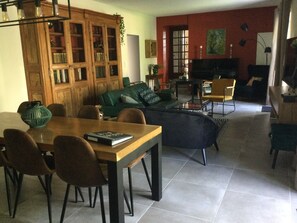 Télévision, lecteur de DVD, baby-foot, table de tennis de table