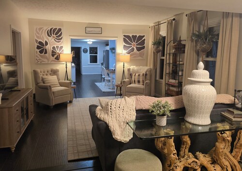 Cozy Centrally Located Gem-King, Hot Tub, Pets OK, Shops & 15 Mins to Lake Erie