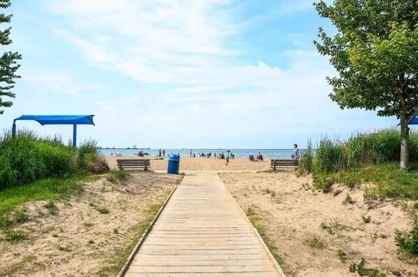 Plage à proximité, chaises longues, serviettes de plage
