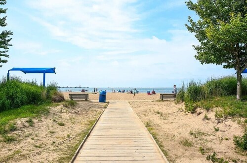 Cozy Centrally Located Gem-King, Hot Tub, Pets OK, Shops & 15 Mins to Lake Erie