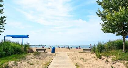 Cozy Centrally Located Gem-King, Hot Tub, Pets OK, Shops & 15 Mins to Lake Erie