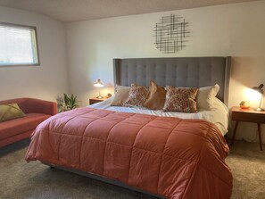 3 bedrooms, desk, travel crib, WiFi - Mid-Century Modern Home with Pool (Chelan)