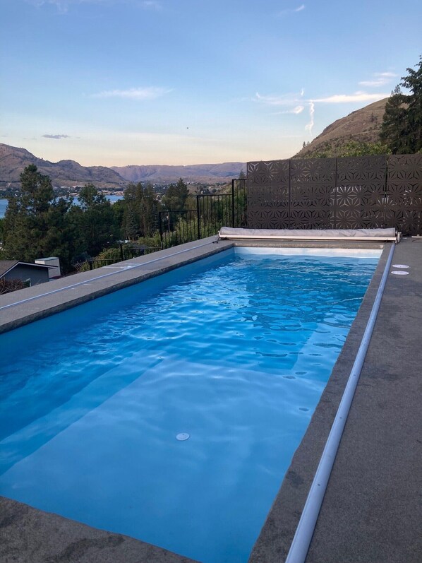 Una piscina al aire libre, una piscina climatizada