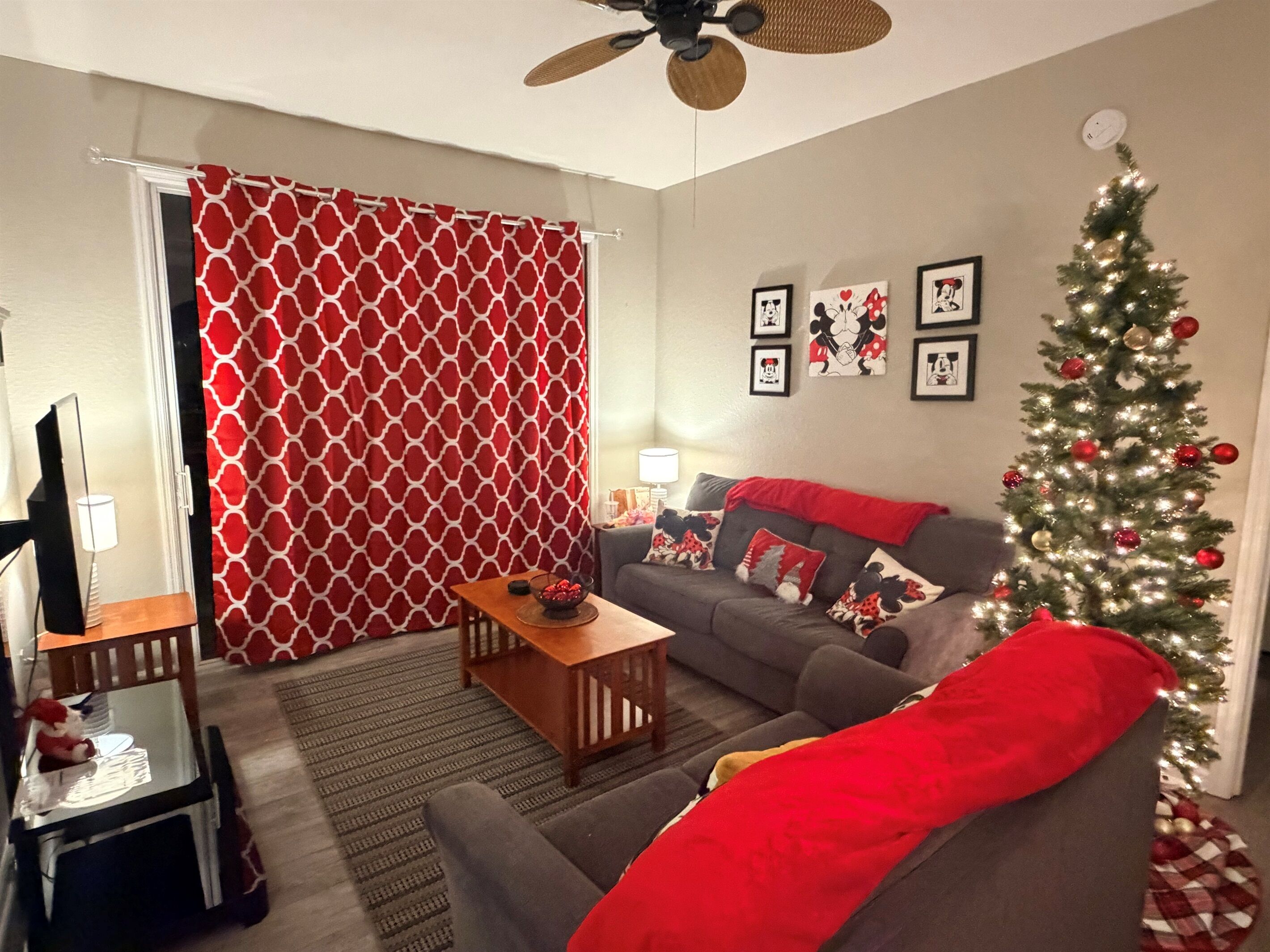 Smart-TV, Tischfußball, Tischtennisplatte, Bücher