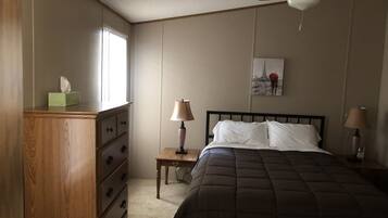 3 dormitorios, escritorio, tabla de planchar con plancha y cuna de viaje