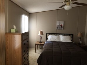 3 bedrooms, desk, iron/ironing board, travel cot - Family Friendly Personal Getaway (Waubun)