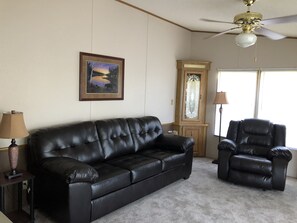 TV connectée, lecteur de DVD, livres