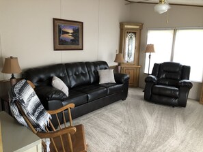 Smart-TV, DVD-spiller og bøker