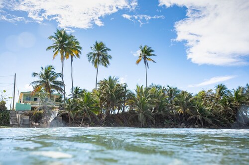 Casa Del Mar Beachfront House on quiet beach, surf out front, tidepools for kids