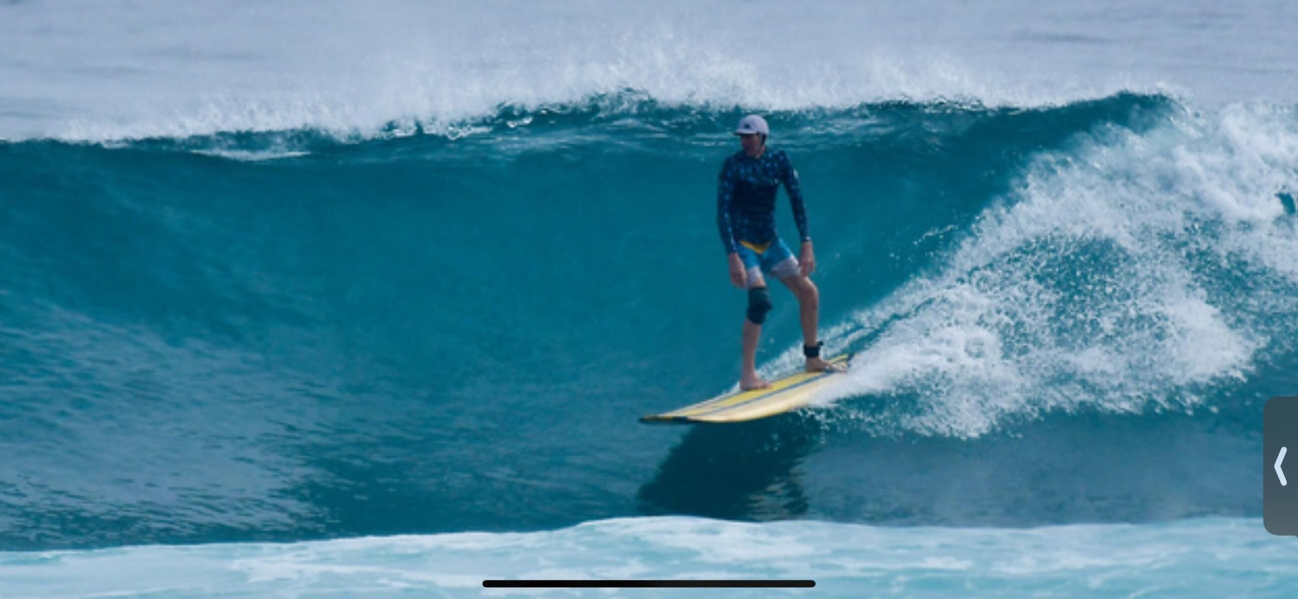 Una persona surfeando una ola.