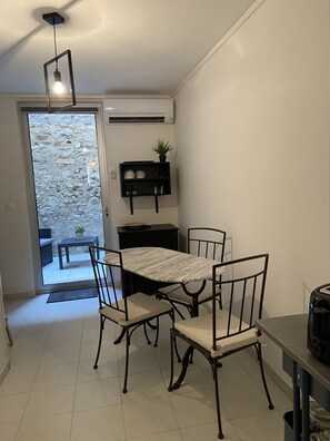 Een koelkast, een microgolfoven, een kookplaat