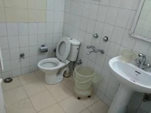 Shower, rainfall showerhead, free toiletries, bathrobes