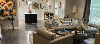 Luxury Five Points Cottage Overlooking Pond