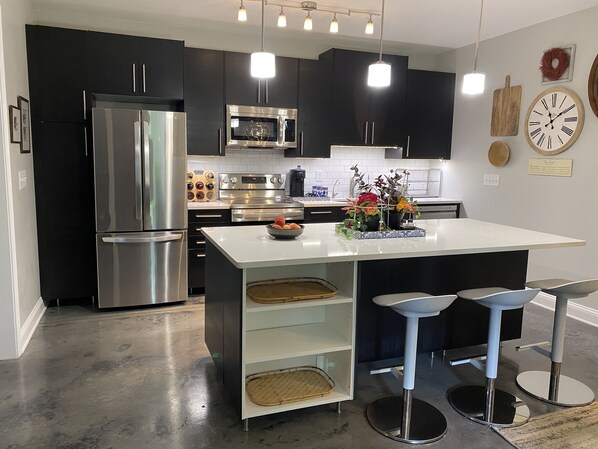 冷蔵庫、電子レンジ、オーブン、コンロ